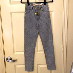Grey Levi’s skinny jeans. Size 26